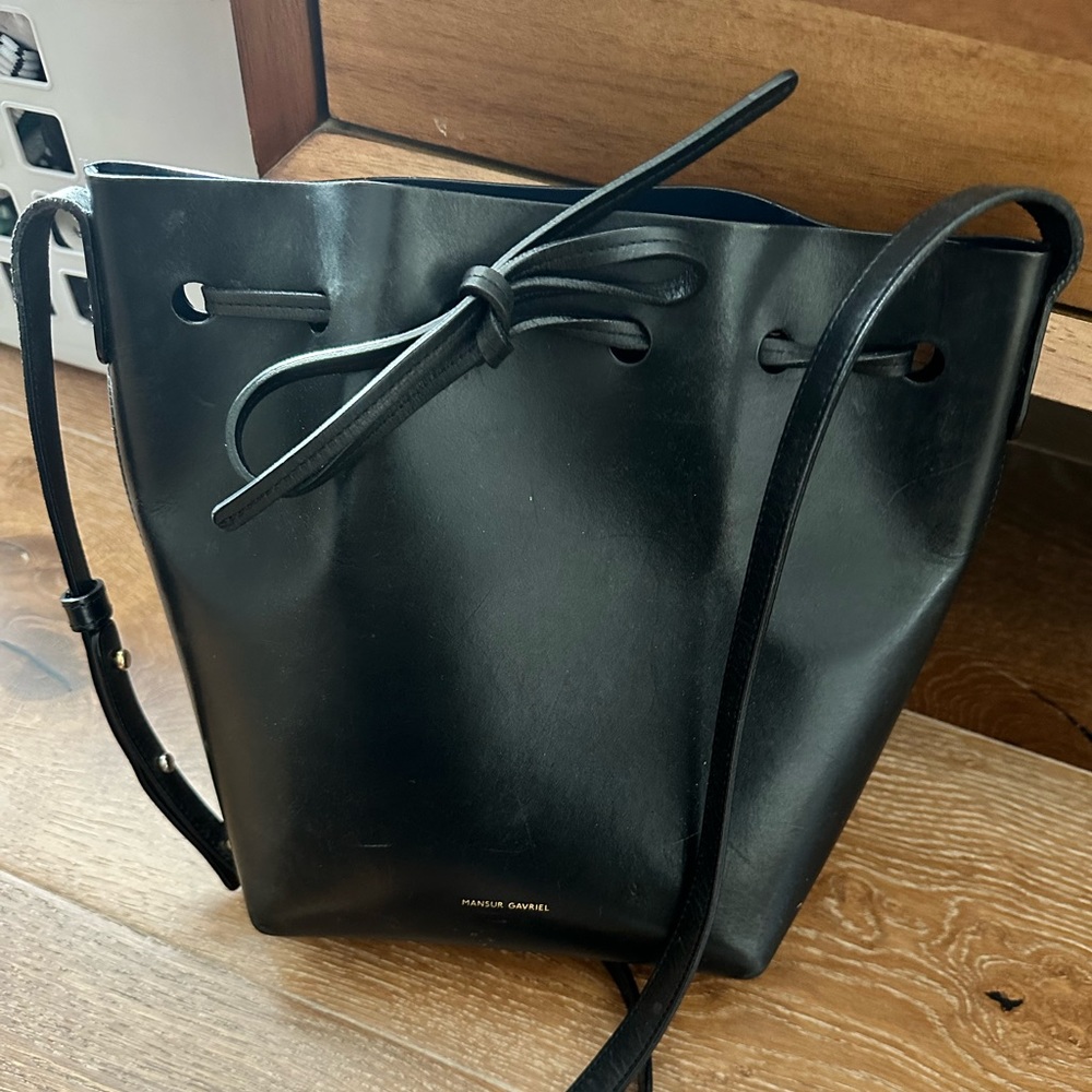 Mansur Gavriel Bucket Bag. Navy interior. Pre-loved.